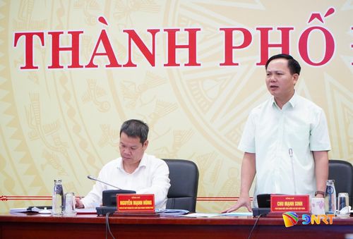 Phó Giám đốc Bảo hiểm xã hội Việt Nam Chu Mạnh Sinh (bên phải) phát biểu tại hội nghị. Ảnh: VINH ANH
