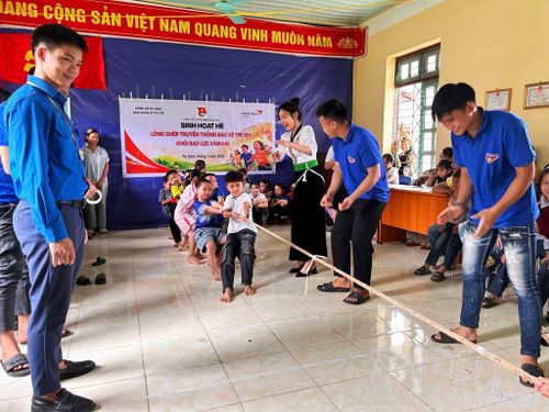 Thiếu nhi xã Pa Ham tham gia hoạt động sinh hoạt hè.