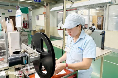 Công nhân Công ty TNHH Tokin Electronics Việt Nam (Khu công nghiệp Long Bình) trong giờ sản xuất. Ảnh: Nguyễn Hòa
