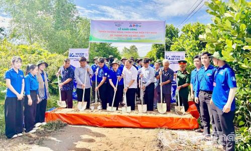 Đoàn viên - hội viên, thanh niên tham gia khởi công công trình tuyến đường nông thôn.