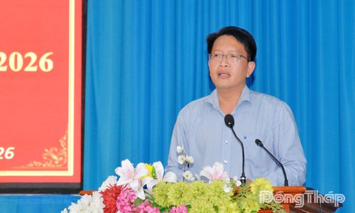  Đồng chí Trần Đức Dương, Phó Chủ tịch UBND phường Cai Lậy, trả lời các ý kiến, kiến nghị của cử tri thuộc thẩm quyền địa phương.