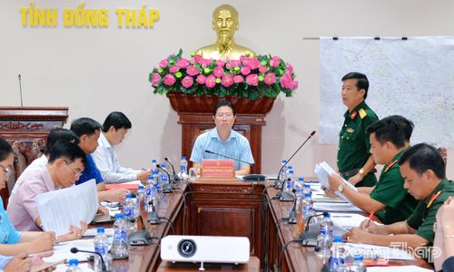 Đại tá Trần Văn Hiền, Phó Chính ủy Bộ Chỉ huy Quân sự tỉnh phát biểu tại buổi làm việc.