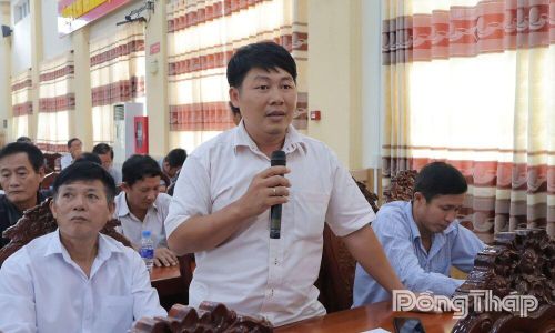 Cử tri xã Chợ Gạo phát biểu ý kiến.