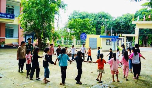  Ngoài việc ôn luyện kiến thức, cán bộ, chiến sĩ còn tổ chức các trò chơi rèn luyện kỹ năng sống cho các em nhỏ tham gia lớp học. Ảnh: T.D 