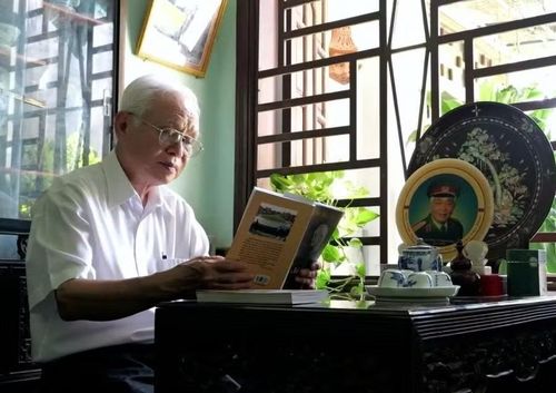  Ông Trần Duy Đức và cuốn sách Còn đó nỗi đau. Ảnh: Thanh Sáng 