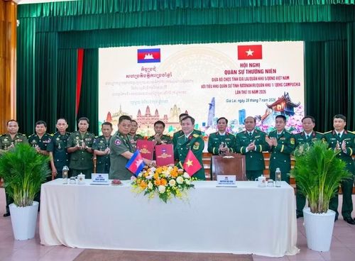 Bộ Chỉ huy Quân sự tỉnh Gia Lai và Tiểu khu Quân sự tỉnh Ratanakiri (Vương quốc Campuchia) ký biên bản ghi nhớ hợp tác tăng cường phối hợp, giữ vững biên giới hòa bình, hữu nghị. Ảnh: H.P