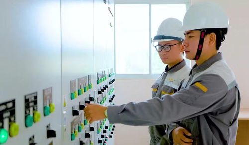  Nhân viên Công ty CP Becamex Bình Định kiểm tra hệ thống quan trắc nước thải tại Khu Công nghiệp, Đô thị và Dịch vụ Becamex VSIP Bình Định (xã Canh Vinh). Ảnh: ĐVCC 