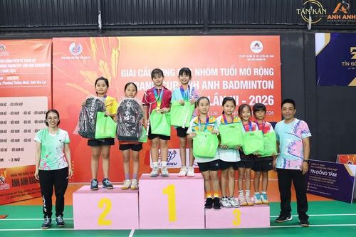Minh Hy cùng đồng đội giành huy chương vàng nội dung đôi nữ lứa tuổi U11 tại Giải Cầu lông các nhóm tuổi mở rộng tranh cúp “Anh Anh Badminton”. Ảnh: Văn Ngọc