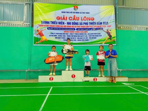 Minh Hy khởi đầu với 2 tấm huy chương vàng tại Giải Cầu lông Thanh thiếu niên - Nhi đồng xã Phú Thiện vào tháng 8-2025. Ảnh: Nguyễn Nụ