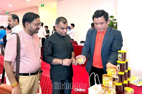 Ông Đặng Thế Truyền - Tổng Giám đốc Công ty Cổ phần CamLamOnline giới thiệu sản phẩm xoài đến với du khách.