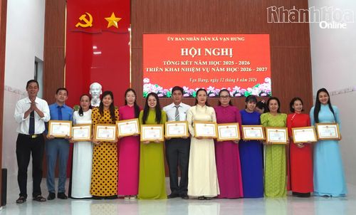 Lãnh đạo xã Vạn Hưng tặng giấy khen cho những cá nhân có thành tích xuất sắc.