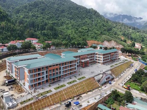 Trường Phổ thông Nội trú liên cấp Tiểu học và THCS xã Phong Thổ gấp rút hoàn thiện đón năm học mới.