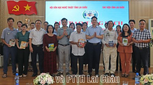 Lãnh đạo Ủy ban Mặt trận Tổ quốc Việt Nam tỉnh; Sở Văn hóa, Thể thao và Du lịch; Liên đoàn Lao động tỉnh, Hội Văn học Nghệ thuật tỉnh cùng các tác giả trao tặng sách cho Thư viện tỉnh.