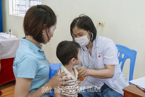 Các y, bác sĩ thực hiện khám sức khỏe, khám sàng lọc cho người dân tại Bệnh viện Đa khoa Tam Đường.