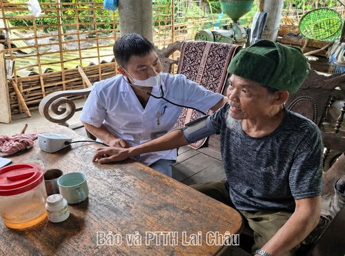 Y, bác sĩ đến tận nhà khám sức khỏe cho người cao tuổi, người gặp khó khăn trong việc đi lại trên địa bàn xã Bình Lư.