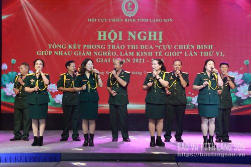 Các thành viên CLB Văn nghệ tuyên truyền Hội Doanh nhân CCB tỉnh biểu diễn văn nghệ tại hội nghị tổng kết phong trào thi đua "CCB giúp nhau giảm nghèo, làm kinh tế giỏi"