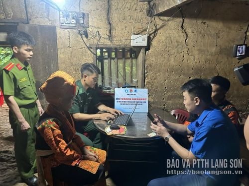 Đoàn viên, thanh niên hỗ trợ người dân xã Ba Sơn cài đặt, sử dụng ứng dụng số