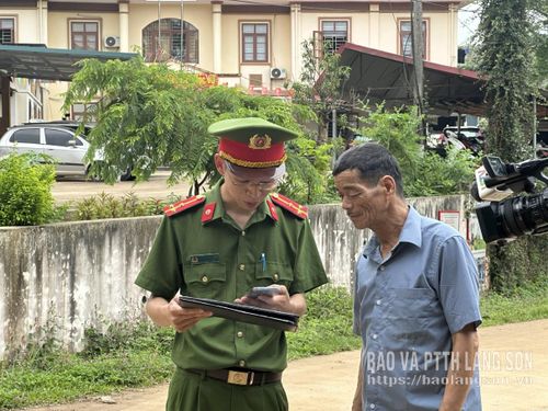 Công an xã Văn Lãng hướng dẫn người cao tuổi sử dụng điện thoại thông minh