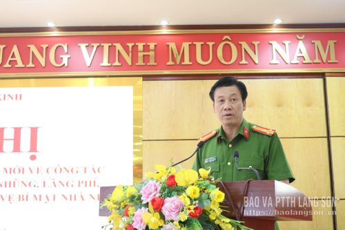 Trưởng Công an phường quán triệt chuyên đề tại hội nghị