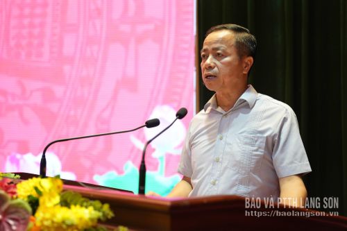Lãnh đạo Ban Tuyên giáo và Dân vận Tỉnh uỷ truyền đạt nội dung tại hội nghị