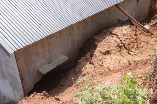 Vị trí sạt lở vào nhà dân sinh sống dưới khu vực sạt lở 