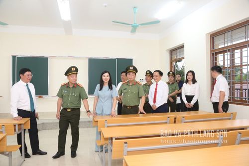 Các đại biểu tham quan công trình phòng, lớp học mới được xây dựng, bàn giao cho nhà trường