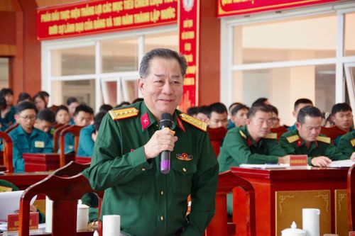 Đại tá Trần Hữu Nhân, Phó Tham mưu trưởng Quân khu 7 trao đổi một số vấn đề liên quan tại buổi đối thoại