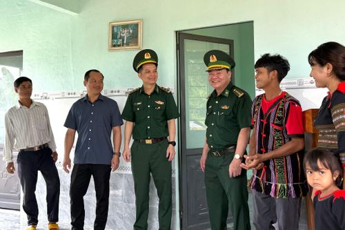Thăm hỏi, động viên gia đình vừa được hỗ trợ xây dựng nhà ở, góp phần giúp người dân vùng biên an cư, yên tâm phát triển kinh tế