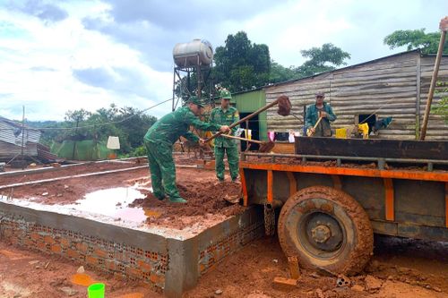 Cán bộ, chiến sĩ Đồn Biên phòng Tuy Đức tham gia ngày công lao động, hỗ trợ người dân xây dựng nhà ở trong Chương trình xóa nhà tạm, nhà dột nát trên địa bàn biên giới