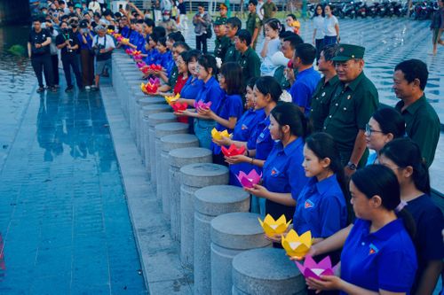 Lực lượng cựu chiến binh, đoàn viên thanh niên tham gia thả hoa đăng trong Lễ hội Cầu ngư