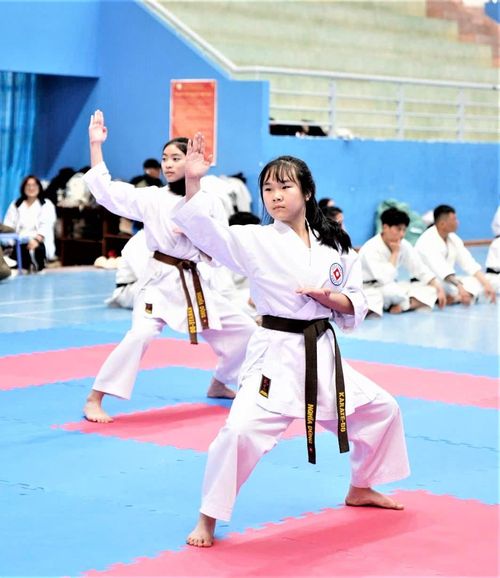 Các môn sinh Karate thi quyền thuật trong một kỳ thi lên đai