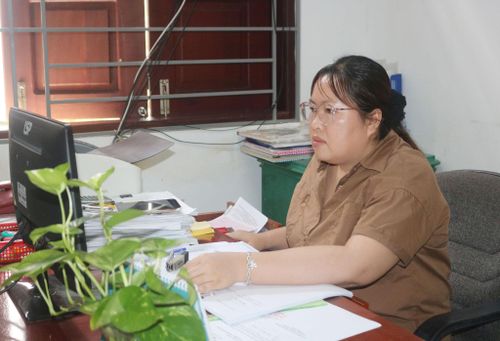 Nguyễn Thị Kim Lan làm công việc văn phòng ở Nghĩa trang Liệt sĩ Bình Thuận