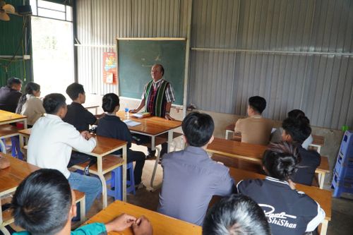 Linh mục Trần Thanh Trực nhắc nhở các tín đồ để làm giáo dân tốt thì phải làm tròn bổn phận của người công dân đối với địa phương
