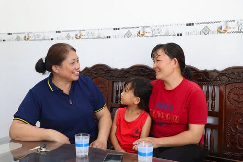 Bà La Thị Công - Bí thư Chi bộ, Trưởng buôn Knă, xã Đắk Wil (bên trái) luôn quan tâm nắm bắt tình hình đời sống, tư tưởng của người dân