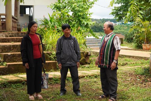 Linh mục Trần Thanh Trực - Giáo xứ Quảng Trực (bên phải) luôn nhắc nhở các tín đồ giữ gìn đoàn kết, nâng cao cảnh giác, không nghe, không tin và không làm theo những lời xúi giục, lôi kéo.