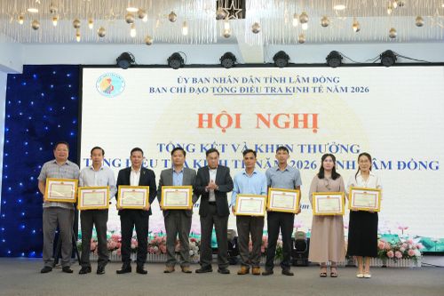 Đồng chí Võ Ngọc Hiệp, Phó Chủ tịch UBND tỉnh trao Bằng khen của Bộ Tài chính cho các cá nhân, tập thể có thành tích xuất sắc. Ảnh: Diễm Thương