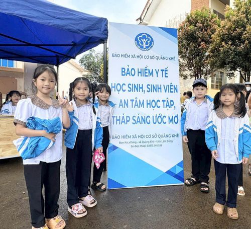 BHXH cơ sở Quảng Khê đưa chính sách BHYT đến trường học.