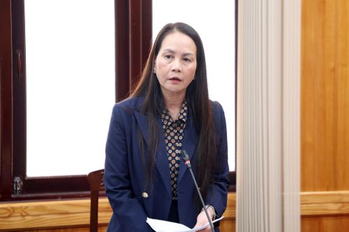 Phó Giám đốc Sở Văn hóa, Thể thao và Du lịch Lâm Đồng Nguyễn Thị Bích Ngọc báo cáo công tác chuẩn bị Festival Hoa Đà Lạt lần thứ XI - năm 2026