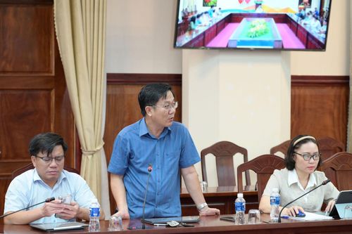 Bí thư Đảng ủy xã Tân Hải Mai Văn Hiệu phát biểu tại cuộc họp