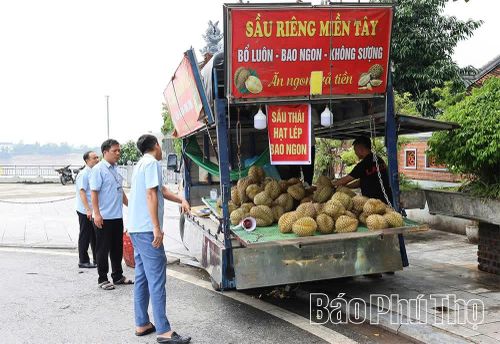 Lực lượng chức năng phường Âu Cơ ra quân kiểm tra, chấn chỉnh tình trạng buôn bán dưới lòng đường, góp phần bảo đảm an toàn giao thông.