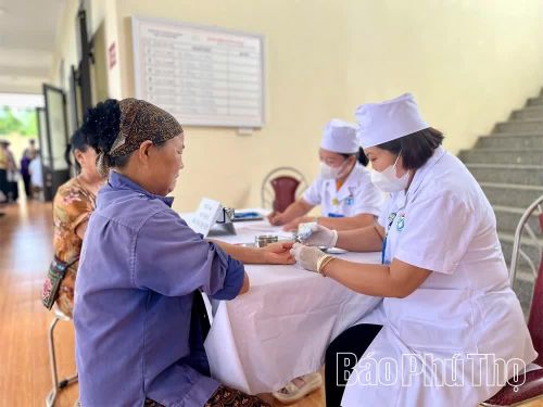 Người dân được các bác sĩ kiểm tra đường huyết trong máu.