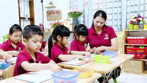 Giáo viên Cơ sở giáo dục mầm non Ngôi nhà Hạnh phúc hướng dẫn trẻ thực hành tách, gộp 5 bông hoa.