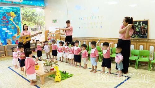 Giáo viên Cơ sở giáo dục mầm non độc lập Hồng Hạc, xã Bình Nguyên, hướng dẫn trẻ hát, múa.