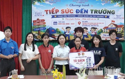 Đoàn thanh niên xã trao tặng công trình thanh niên "Tủ sách cho em".