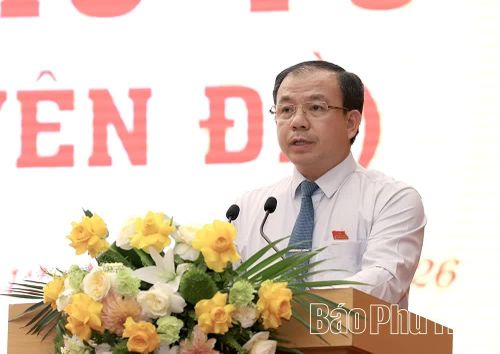 Đại biểu Hà Văn Di - Bí thư Đảng ủy, Chủ tịch HĐND xã Mai Châu phát biểu thảo luận tại Kỳ họp.
