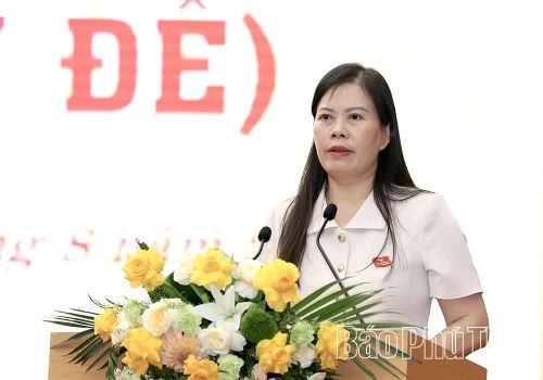 Giám đốc Sở Tài chính Vương Thị Bẩy phát biểu giải trình, làm rõ một số nội dung đại biểu nêu liên quan đến lĩnh vực đầu tư công và cơ chế, chính sách.