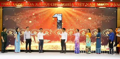 Các đại biểu thực hiện nghi thức ra mắt mô hình “Hòm thư số góp ý xây dựng Đảng, xây dựng chính quyền” tại phường Hòa Bình.