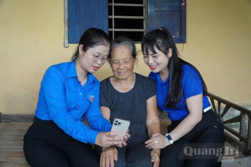 Thanh niên hướng dẫn người dân sử dụng các tiện ích số trên điện thoại thông minh - Ảnh: M.H