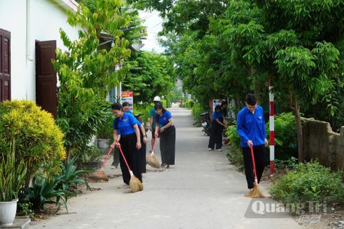 Thanh niên tham gia vệ sinh môi trường, góp phần xây dựng khu dân cư sáng - xanh - sạch - đẹp - Ảnh: M.H