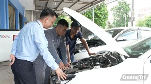 Học viên thao tác kiểm tra và sửa chữa ô tô trong giờ học thực hành - Ảnh: Phạm Quỳnh